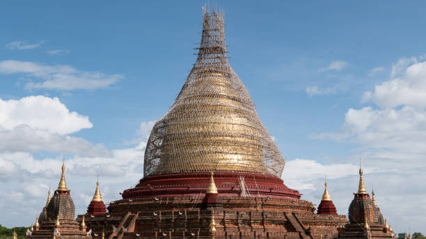 крупным планом бамбук scaffolding на dhammayazika paya после землетрясения 2016 года, баган, мьянма (бирма), widescreen - dhammayazika стоковые фото и изображения
