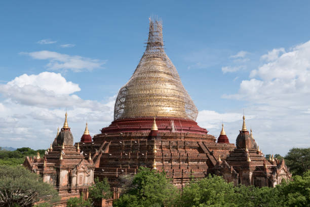 reparación de dhammayazika paya 2016 terremoto, bagan, myanmar (birmania) - pagoda bagan tourism paya fotografías e imágenes de stock