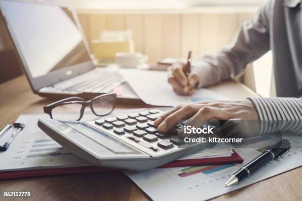 Calcula El Empresario Trabajando En Contabilidad Financiera Escritorio Oficina Foto de stock y más banco de imágenes de Asesor financiero