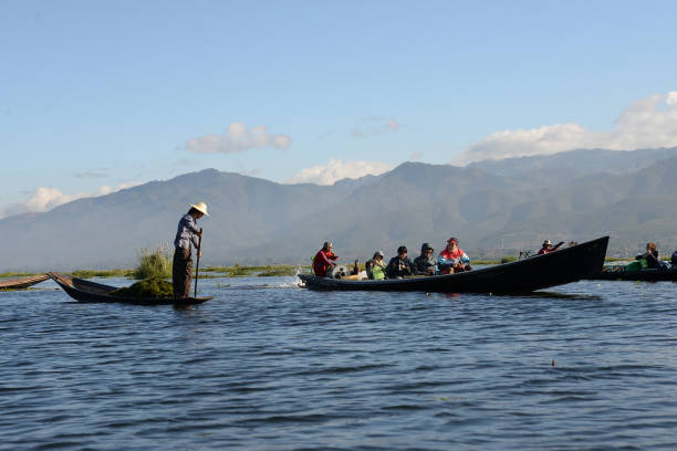 toma la foto turística de intha mujer tradición barco de transporte de myanmar (birmania) flotante jardín en 18 de diciembre de 2016 intha viillage, inle, myanmar - inle lake agriculture traditional culture farmer fotografías e imágenes de stock