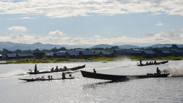 transporte de barco tradição no lago inle flutuante jardim em 18 de dezembro de 2016 intha viillage, inle, myanmar - inle lake agriculture traditional culture farmer - fotografias e filmes do acervo