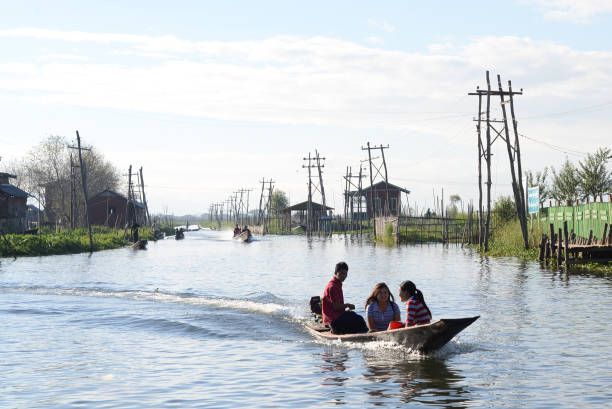 transporte en bote en el lago inle flotante jardín en 18 de diciembre de 2016 tradición intha viillage, inle, myanmar - inle lake agriculture traditional culture farmer fotografías e imágenes de stock