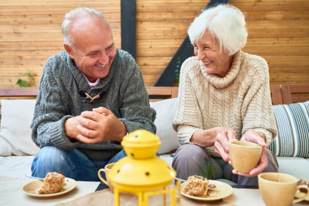 heureux couple de personnes âgées à la retraite - women telephone senior adult on the phone photos et images de collection