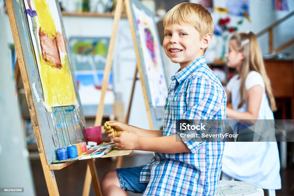 Menino sorridente na aula de arte - Foto de stock de Aprender royalty-free