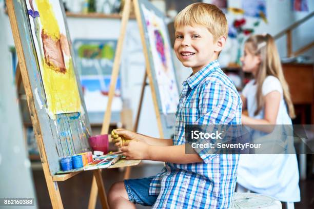 Foto de Menino Sorridente Na Aula De Arte e mais fotos de stock de Aprender - Aprender, Criança, Pintar