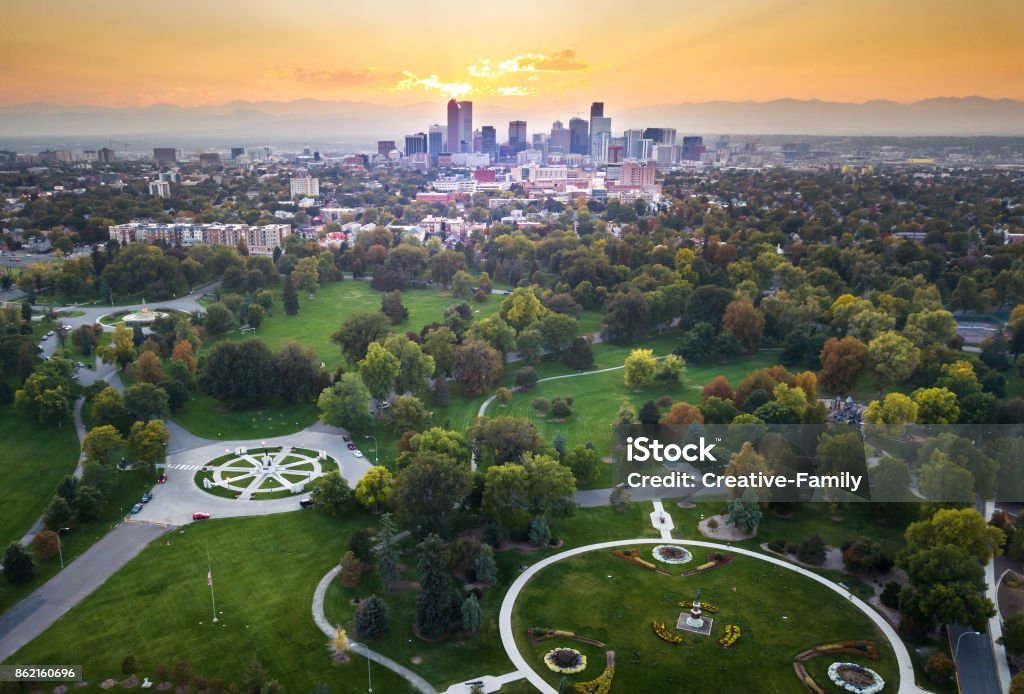 Sonnenuntergang über Denver Stadtbild, Luftaufnahme vom park - Lizenzfrei Denver Stock-Foto