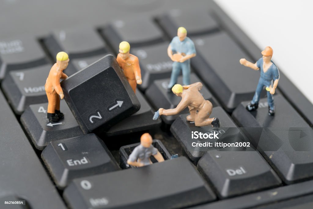 Miniatur-Menschen arbeiten am Computer-Tastatur - Lizenzfrei Klein Stock-Foto