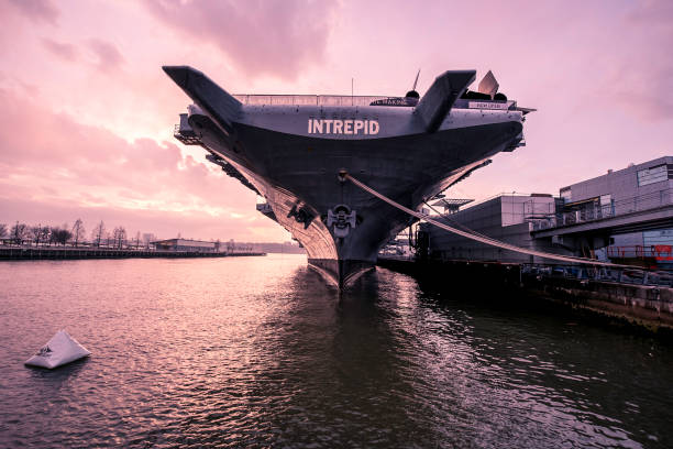 uss intrepid en atardecer - military reconnaissance airplane fotografías e imágenes de stock