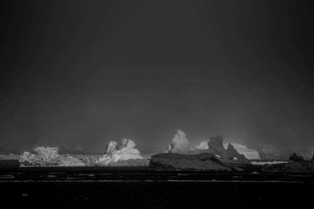 айсберги в тумане - glacier antarctica crevasse ice стоковые фото и изображения