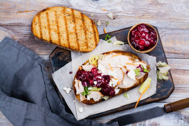 hausgemachte überbleibsel truthahnsandwich mit cranberry-sauce - sandwich turkey cranberry cheese stock-fotos und bilder