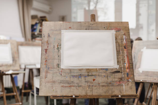 istock Sheet of paper on easel 862175270