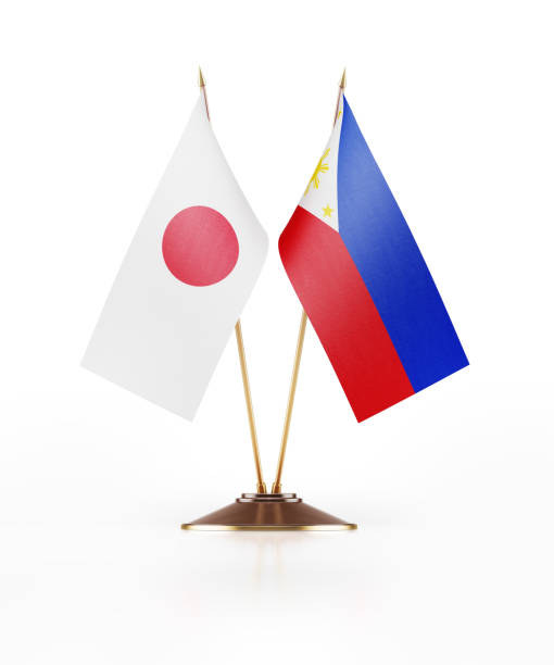 миниатюрные флаги японии и филиппин на белом фоне - japan flag japanese flag white стоковые фото и изображения