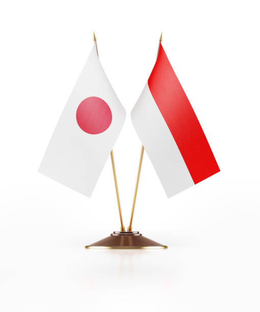 миниатюрные флаги японии и индонезии на белом фоне - japan flag japanese flag white стоковые фото и изображения