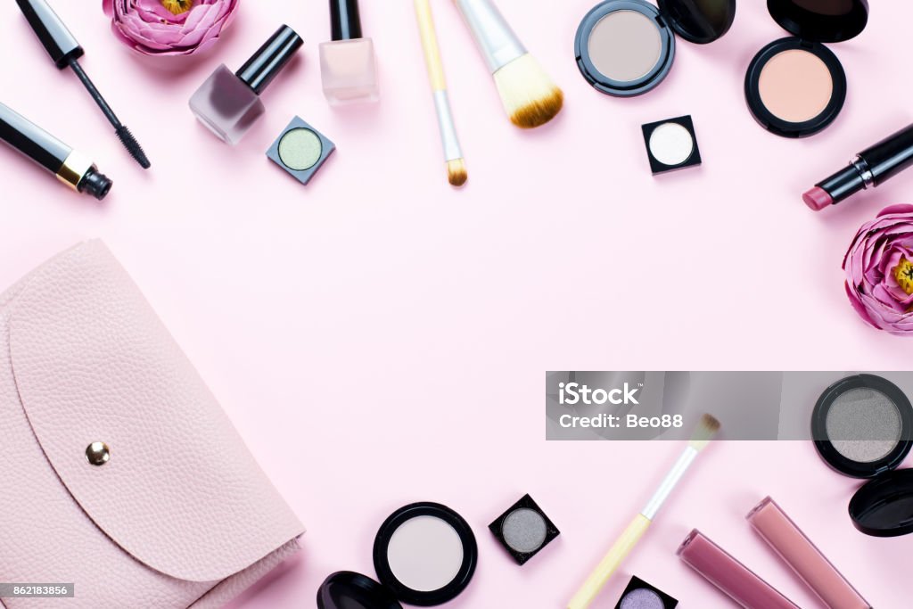 Composent la trame de produits sur un fond rose pastel - Photo de Maquillage libre de droits