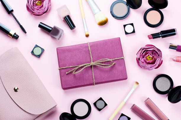istock Gift box, pink purse and decorative cosmetics on pastel background 862183858