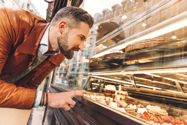 bakery window shopping in paris - cake pick imagens e fotografias de stock