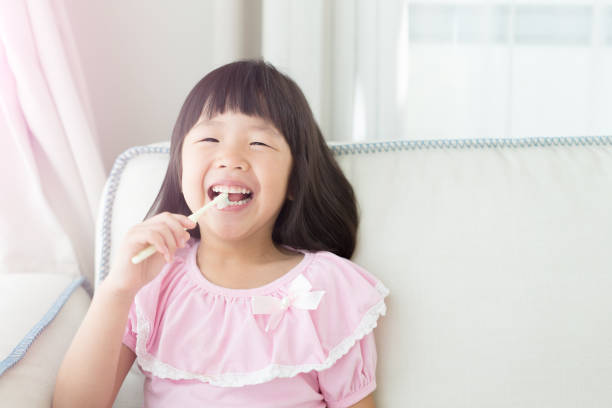 istock cute girl brush teeth 862197318