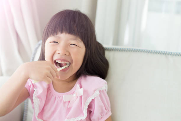 istock cute girl brush teeth 862200788