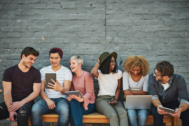gibt es so viel spaß zu haben mit social-networking - millennials stock-fotos und bilder