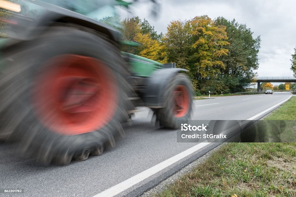 Tractor, pasando por una carretera nacional, Alemania - Foto de stock de Tractor libre de derechos