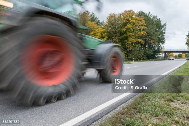 Tractor Pasando Por Una Carretera Nacional Alemania Foto de stock y más banco de imágenes de Tractor