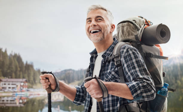 caminhadas nas montanhas nórdicas - tourist backpack smiling cheerful - fotografias e filmes do acervo