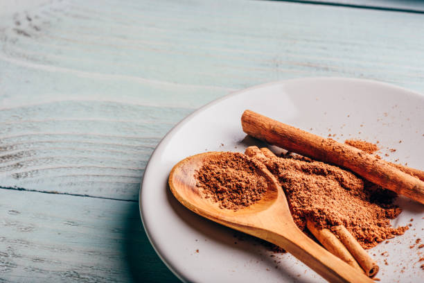 canela en el plato blanco. - ground cinnamon fotografías e imágenes de stock