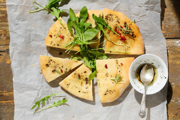 focaccia fresca italiana con pesto, vista dall'alto del pane - 13633 foto e immagini stock