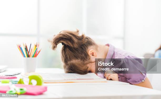 Zu Hause Faul Studentin Stockfoto und mehr Bilder von Kind - Kind, Hausaufgabe, Stress