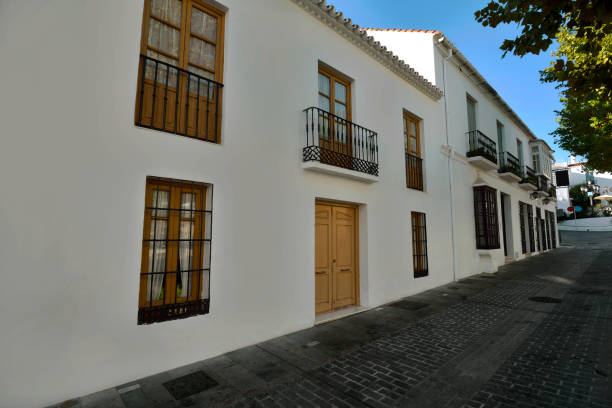 istock Charming village with whitewashed house and quiet street in Mijas 862252408