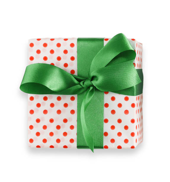 boîte cadeau enveloppé dans du papier blanc et ruban vert - isolated on white bow gift homemade photos et images de collection