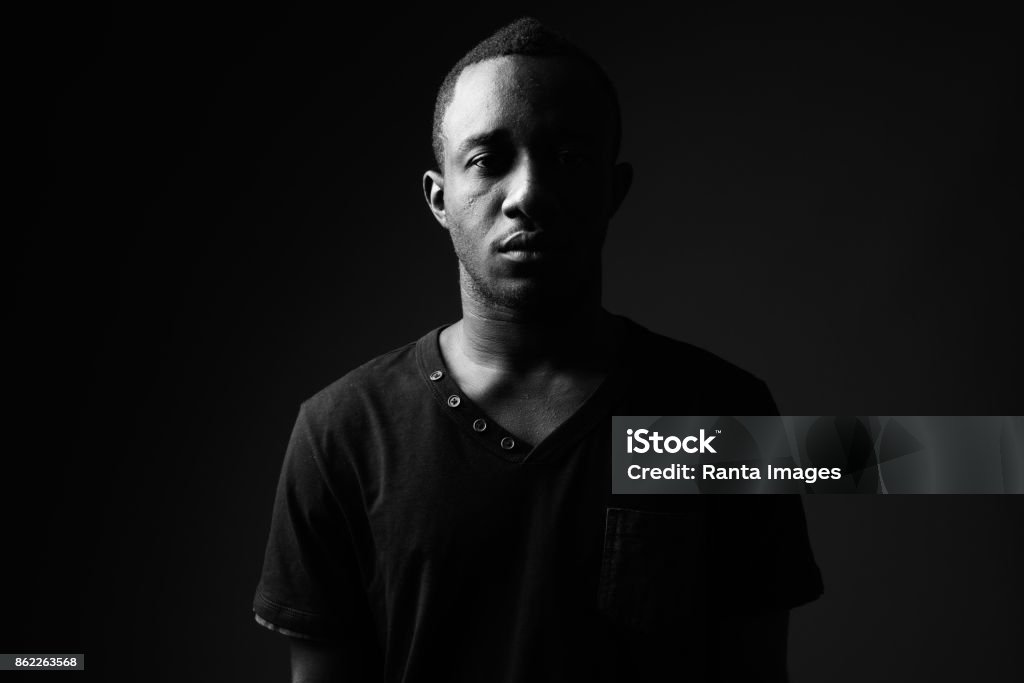 Prise de vue Studio du jeune homme africain porte chemise noire en noir et blanc - Photo de Image en noir et blanc libre de droits