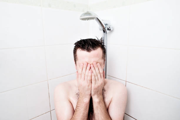 uomo che si sta rilassando. rilassati sotto la doccia dopo una dura giornata di lavoro. - men naked water male foto e immagini stock
