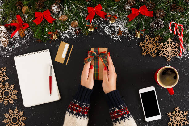 istock Getting online delivery of christmas gift 862266464