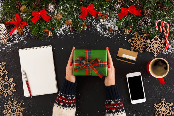 istock Getting online delivery of christmas gift 862266596