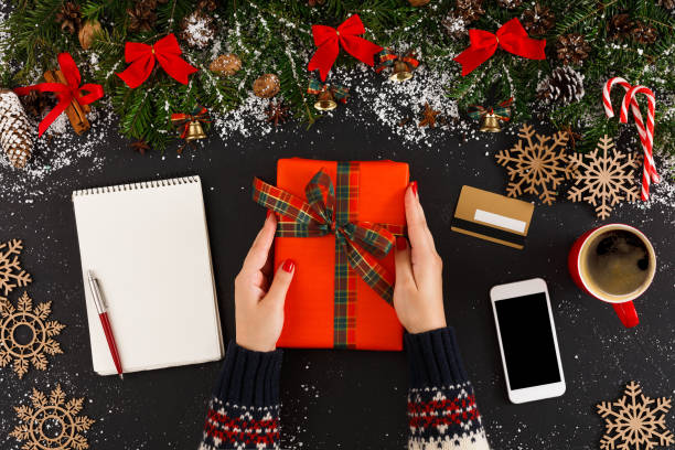 istock Getting online delivery of christmas gift 862266742