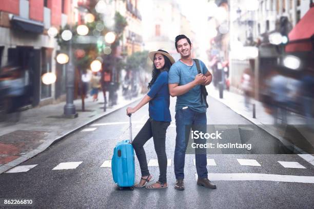 Foto de Feliz Casal Asiático Com Bagagem Desfrutando Férias e mais fotos de stock de Adulto