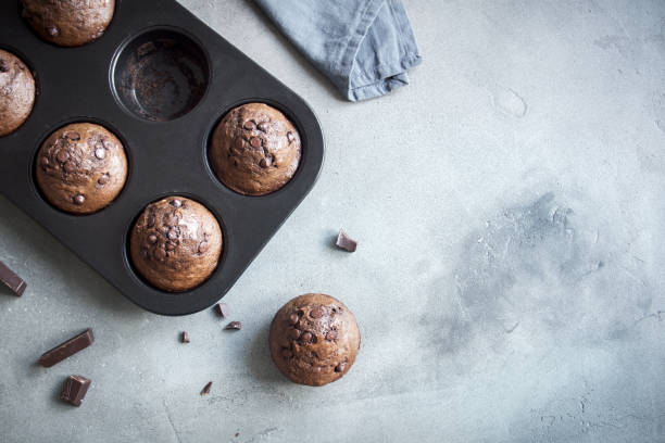 muffins au chocolat - muffin food rustic table photos et images de collection