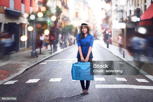 Foto de Mulher Asiática Sorridente Usando Chapéu E Mala De Exploração e mais fotos de stock de Adulto