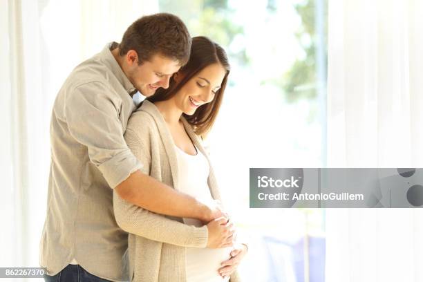 Nuevos Padres En Vientre De Mujer Embarazada Foto de stock y más banco de imágenes de Embarazada - Embarazada, Parejas, Fertilidad humana