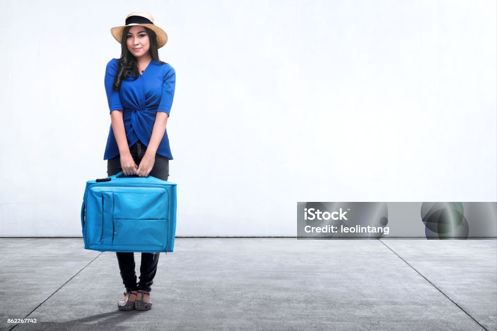 Feliz mulher asiática com uma mala posando - Foto de stock de Adulto royalty-free