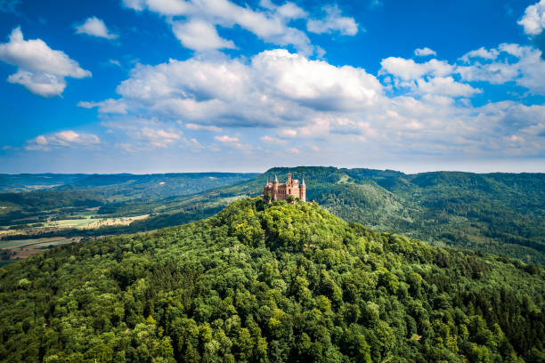 castelo de hohenzollern-sigmaringen, alemanha. - montanhas suábias - fotografias e filmes do acervo