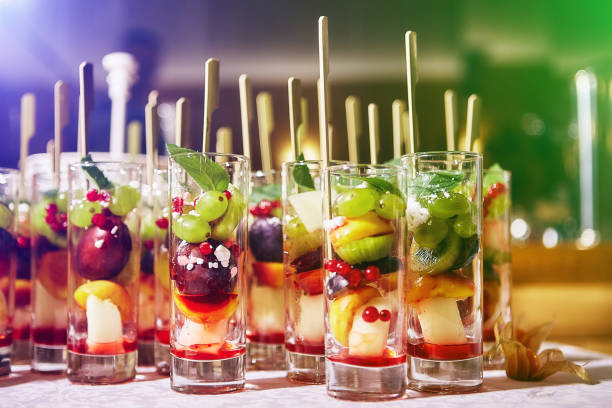 ensalada de coctel de frutas en una copas de cristal en la parte - zumo 660 fotografías e imágenes de stock