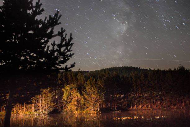 prado de las estrellas - star trail clear sky tranquil scene circle fotografías e imágenes de stock