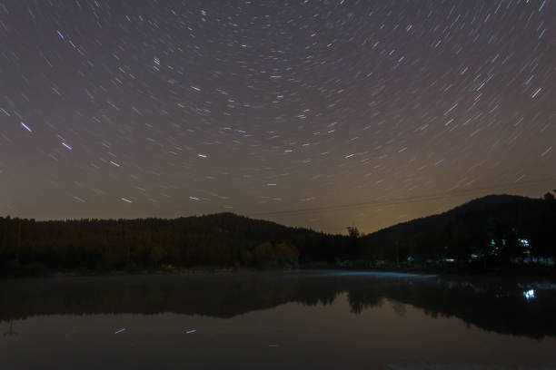 prado de las estrellas - star trail clear sky tranquil scene circle fotografías e imágenes de stock