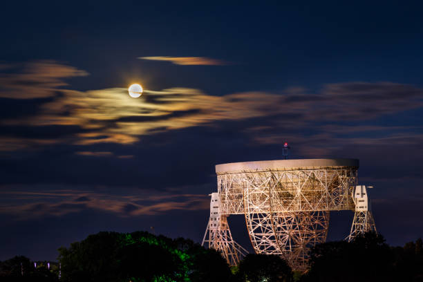 radiotélescope de jodrell bank et de la lune montante - jodrell bank radio telescope dish cheshire astronomy telescope observatory photos et images de collection