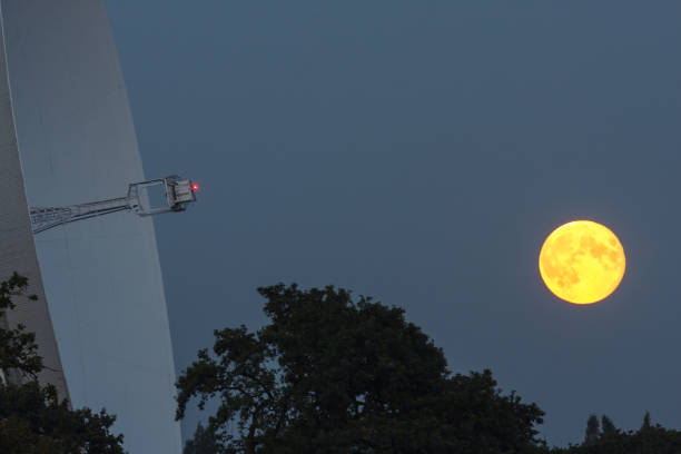 radiotelescopio de jodrell bank y la luna naciente - jodrell bank radio telescope dish cheshire astronomy telescope observatory fotograf�ías e imágenes de stock