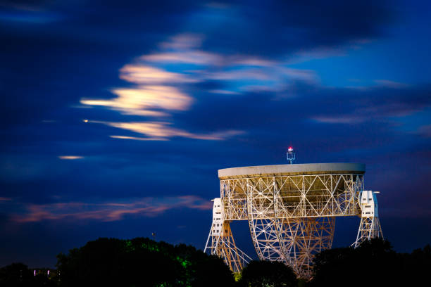 Jodrell Bank Radioteleskop und den aufgehenden Mond – Foto