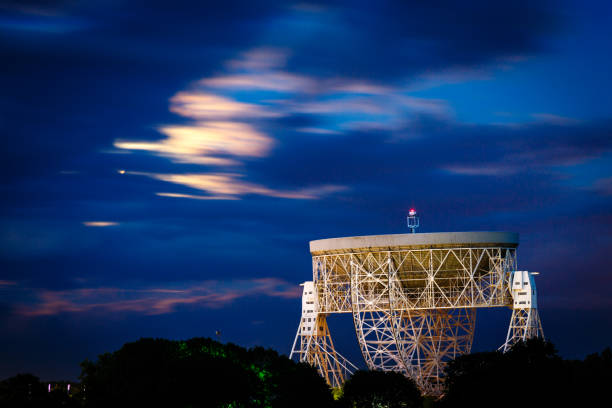 radiotelescopio de jodrell bank y la luna naciente - jodrell bank radio telescope dish cheshire astronomy telescope observatory fotografías e imágenes de stock