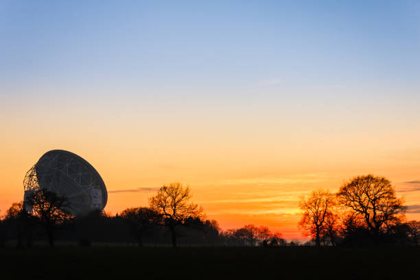 radiotelescopio de jodrell bank al atardecer - jodrell bank radio telescope dish cheshire astronomy telescope observatory fotografías e imágenes de stock